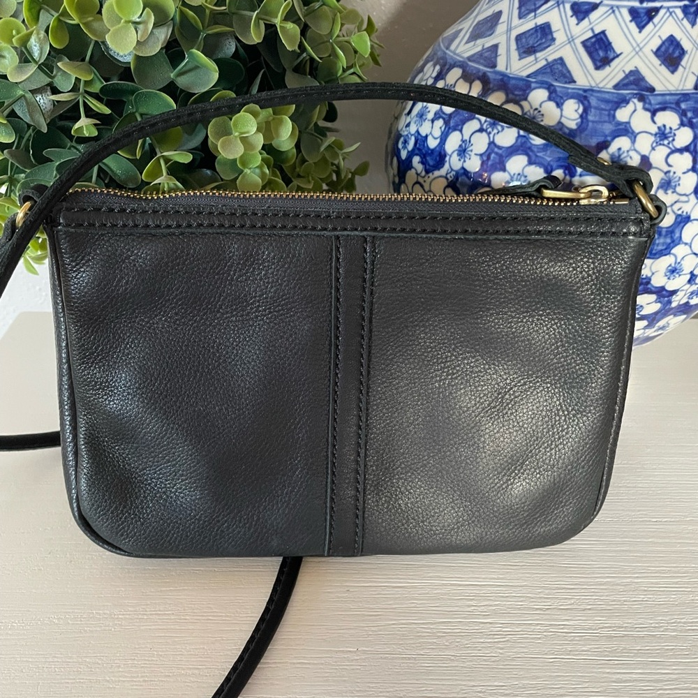 Fossil Black Leather Crossbody Purse With Gold Zippers 10”Lx1.5”Wx6.5”H - Picture 5 of 7